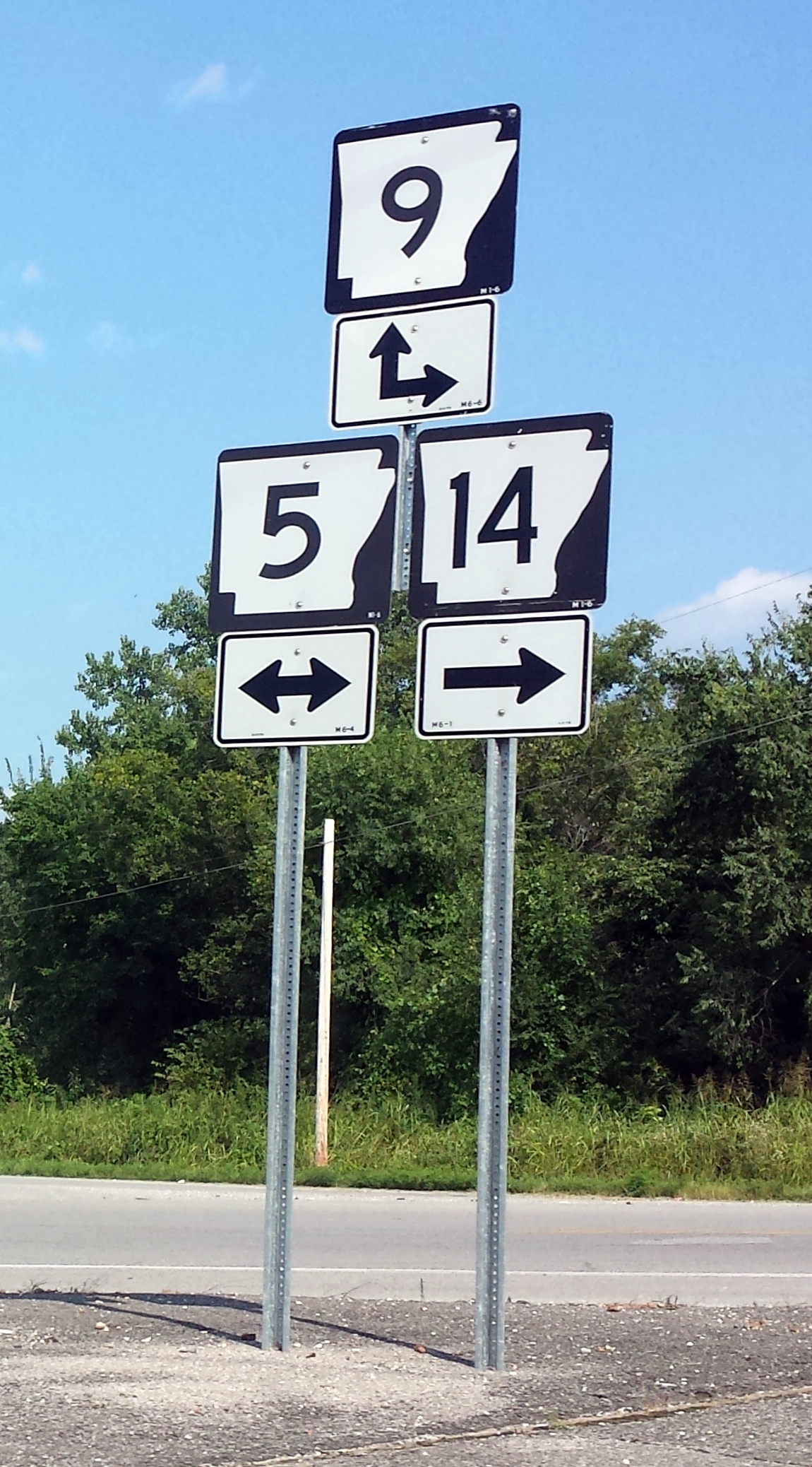 Scenic mountain highway with signs pointing to multiple coffee farm destinations in Puerto Rico (Wikimedia: Highway 5, 9 and 14 in Mountain View, AR 007.jpg, CC BY-SA 4.0)