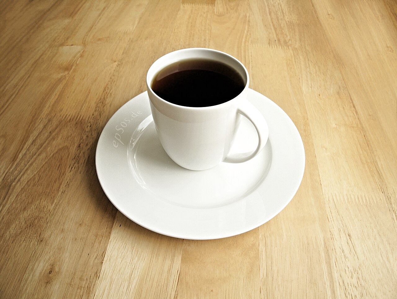 Traditional small porcelain Puerto Rican coffee cups filled with dark café criollo on a serving tray