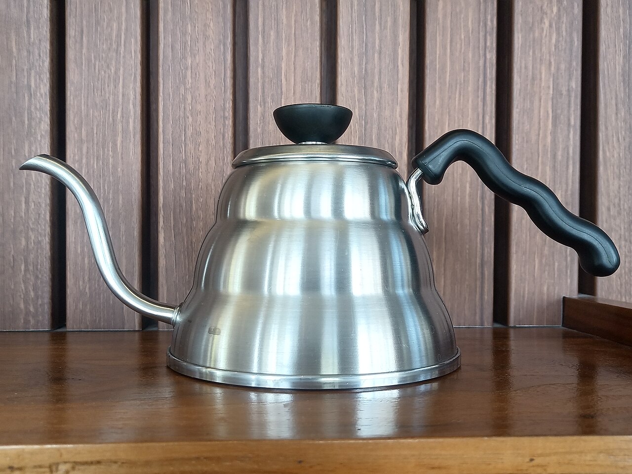 hario v60 drip coffee scale with pour over dripper brewing