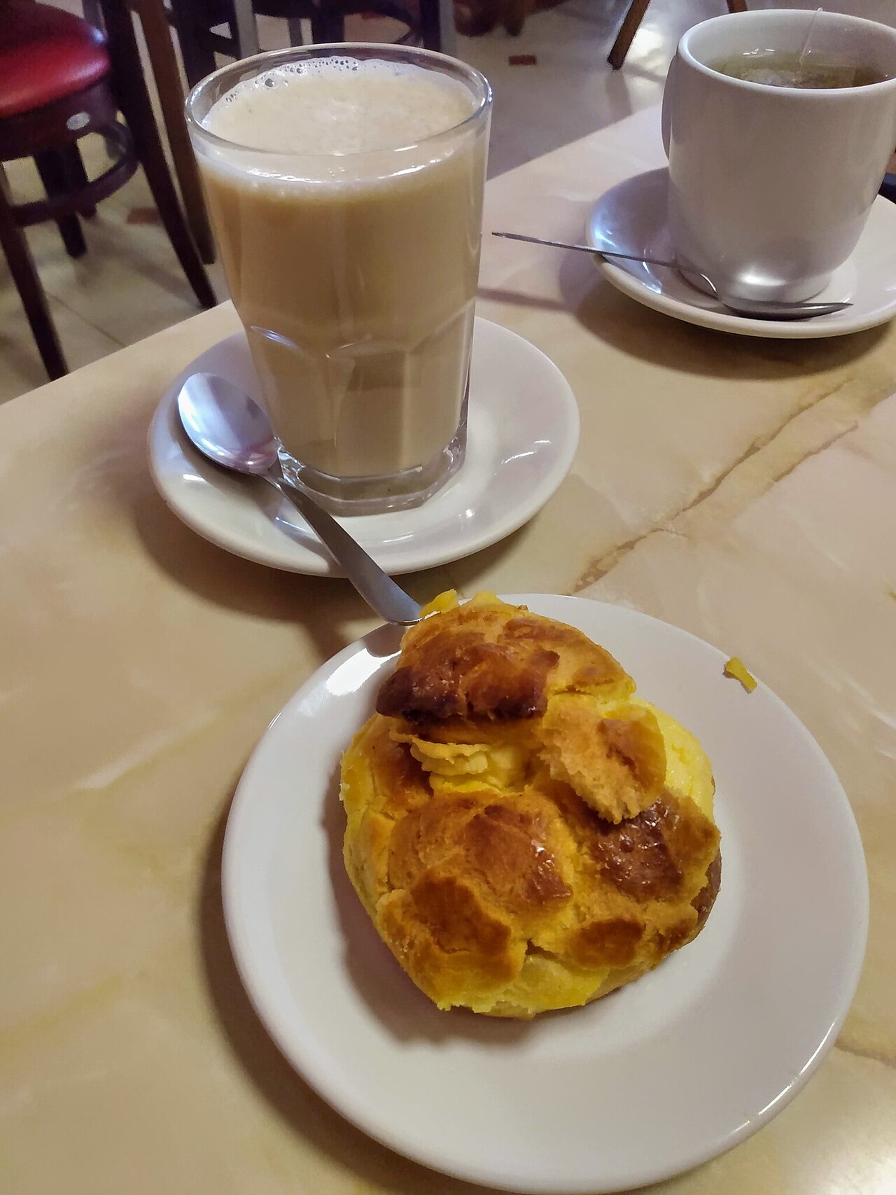 Puerto Rican café con leche served with traditional breakfast pan con mantequilla
