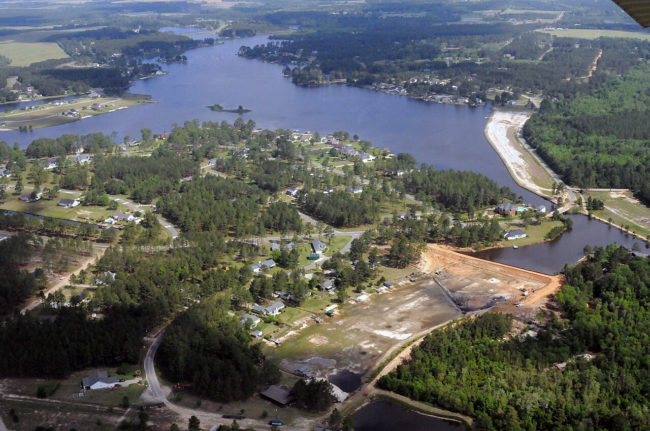 Aerial view of flooded coffee farm in Puerto Rico mountain region after Hurricane Fiona (Wikimedia: FEMA - 40991 - Arial View of Broken Dam Site in Georgia.jpg, Public domain)