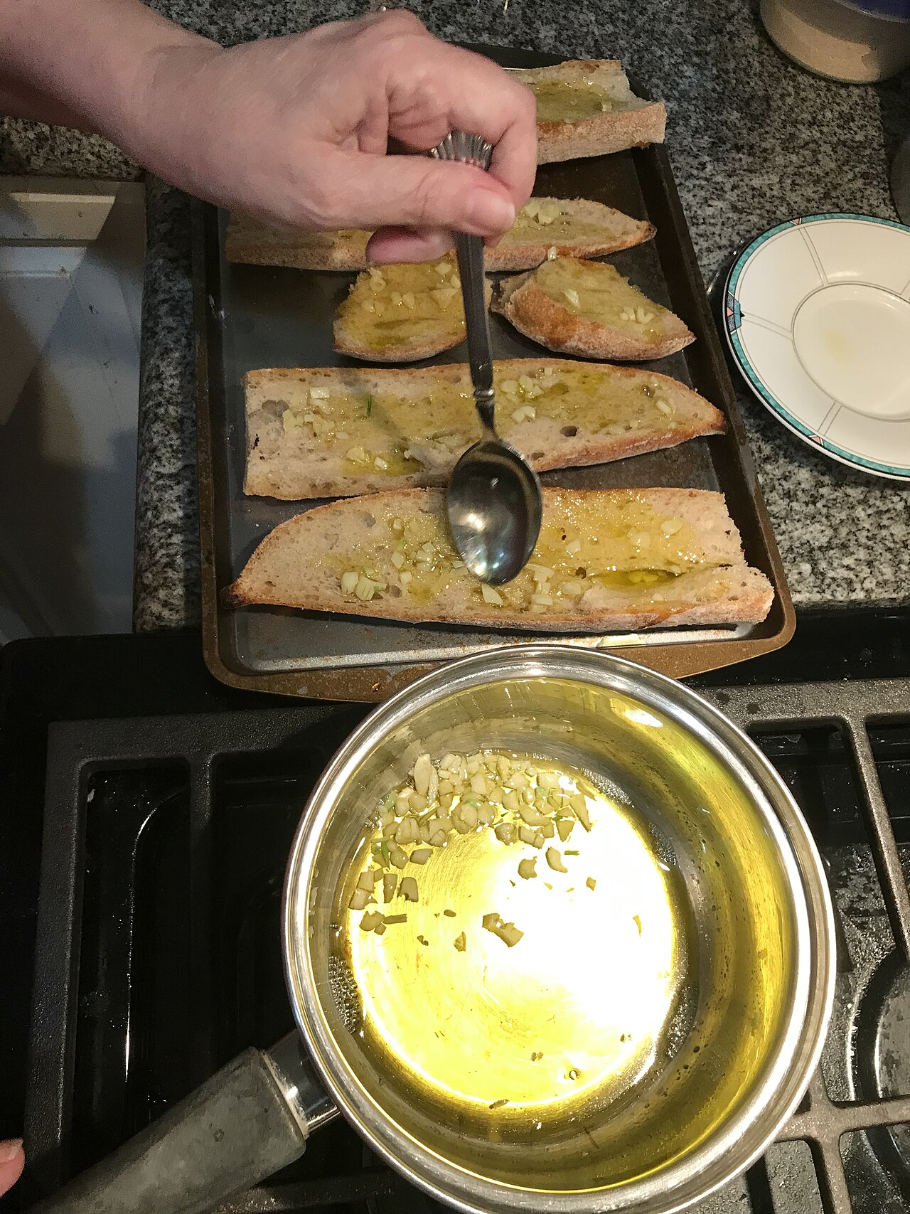 Home preparation of piragua — blender or ice shaver with crushed ice, syrup bottles, serving cups, kitchen counter