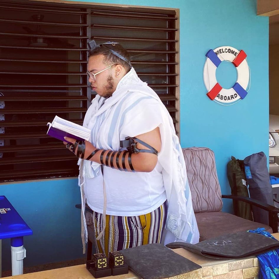 Puerto Rican specialty coffee farmer selling bags of his own coffee directly to visiting tourists (Wikimedia: Puerto Rican Jew praying.jpg, CC BY-SA 4.0)