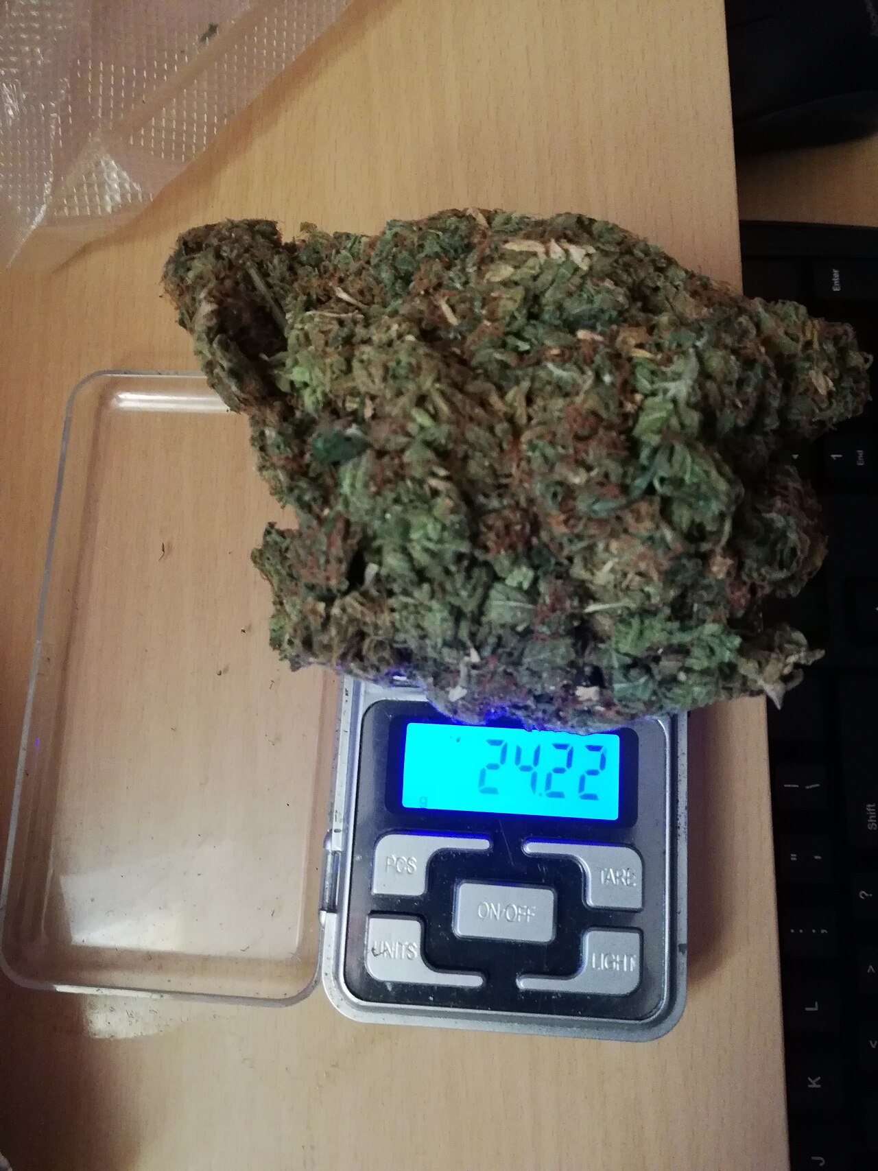 A digital scale showing 30 grams of coffee in a French press, alongside a kettle pouring water with steam rising