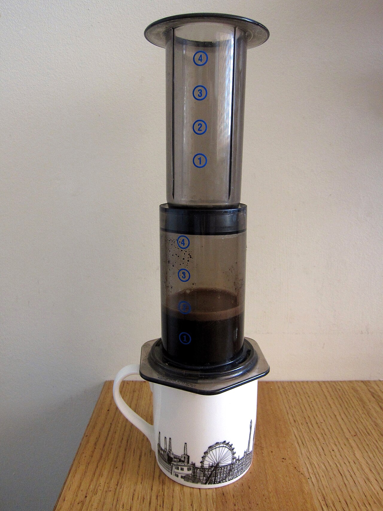 aeropress brewing process pour stir plunge