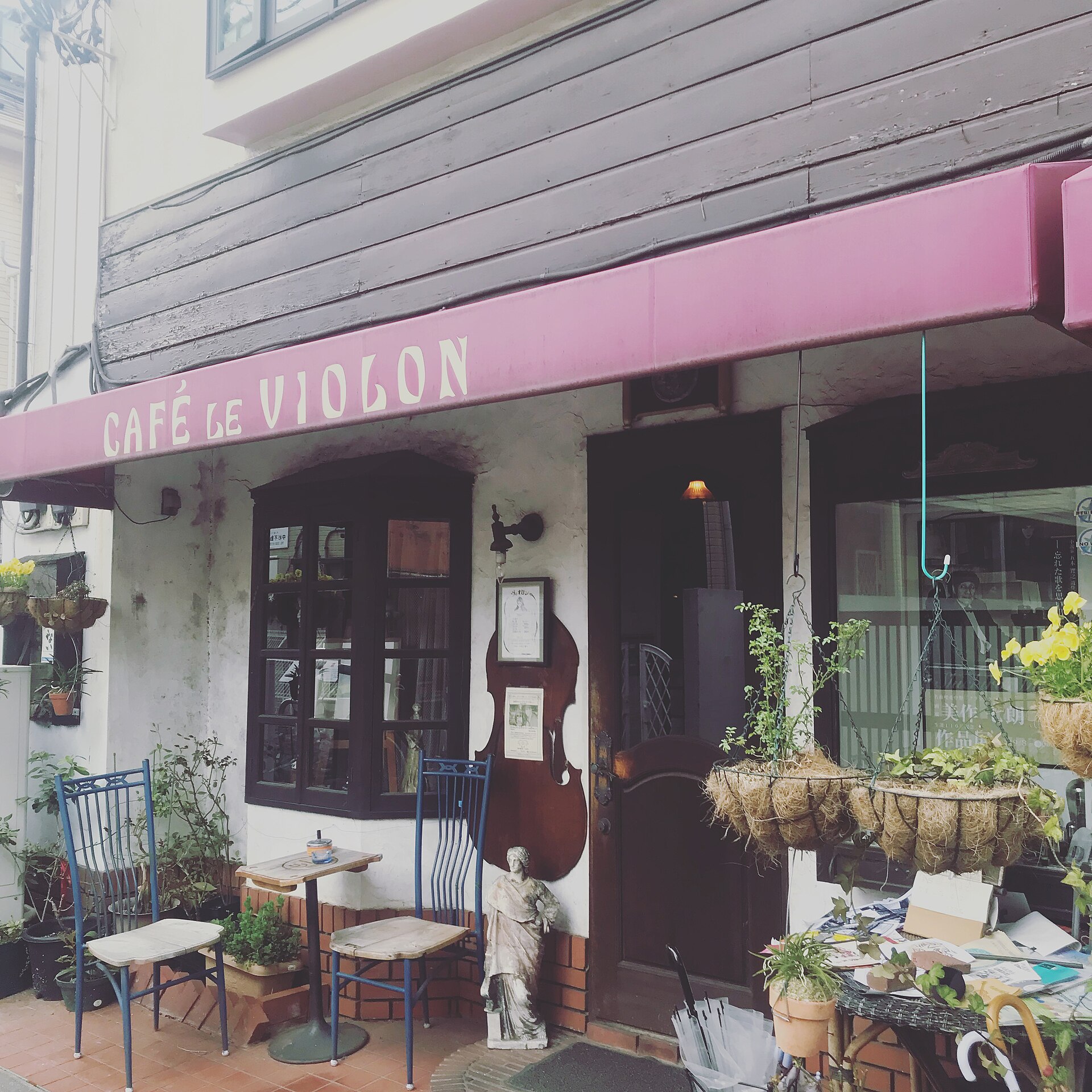 Cafe Le Violon, a music kissaten in Tokyo, with a double bass on the facade
