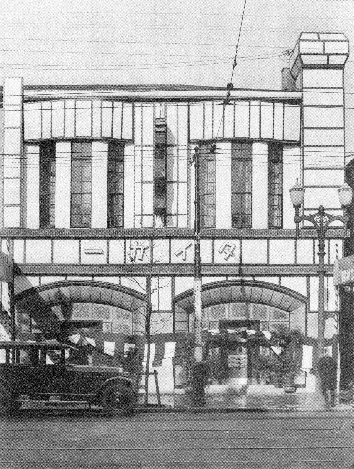 Café Tiger in Ginza, Tokyo, a café opened in 1924, photographed from the street between 1930 and 1935 with its name in katakana across the façade and a car at the kerb.